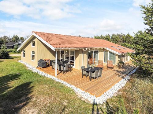 a house with a deck and a table at Luxury Retreat in Klitmoller - By Traum Ferienwohnungen in Torsted