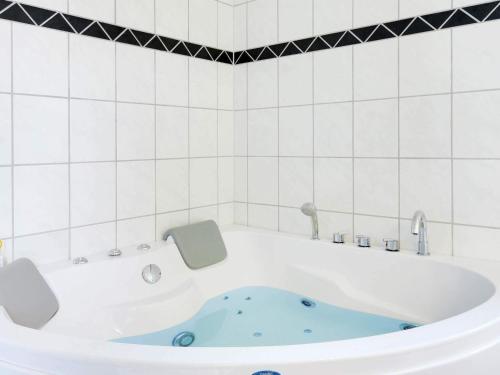 d'une baignoire avec de l'eau bleue. dans l'établissement Modern Retreat with Sauna - By Traum Ferienwohnungen, à Blåvand