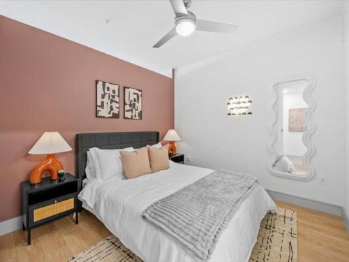 En eller flere senge i et værelse på Cozy Cityscape w Pool, BBQ, Lounge, Gym & Parking