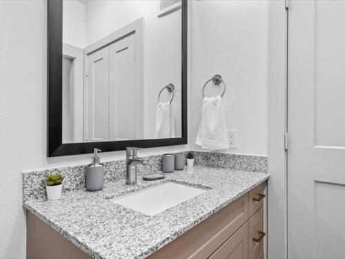 Et badeværelse på Cozy Cityscape w Pool, BBQ, Lounge, Gym & Parking