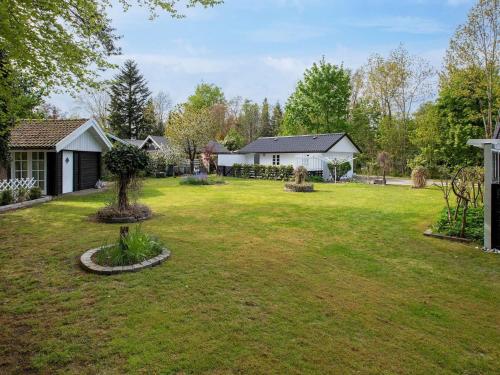 Κήπος έξω από το 8 person holiday home in Strøby