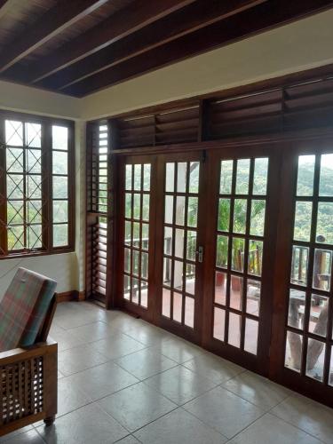Una habitación vacía con puertas y ventanas corredizas de vidrio. en Million Dollar View- Home of Twin Peak Pitons, en Soufrière