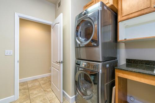 a laundry room with a washer and dryer at The Blue Resort of Yosemite - Pool, Spa, Games in Mariposa