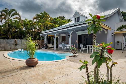 カペステール・ベル・オーにあるVilla Théva Sérénityのプールと家のあるヴィラ