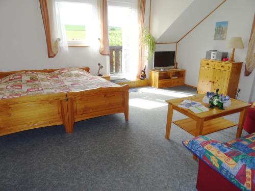 巴特施泰本的住宿－Ferienwohnung Heger，一间卧室配有一张床和一台电视。