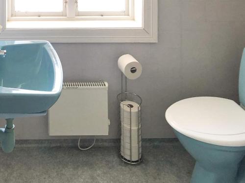 un bagno con un water e un lavandino di 3 person holiday home in ÖSTERSUND-By Traum a Östersund