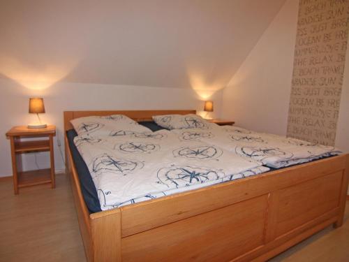 Ce lit se trouve dans un dortoir doté de 2 lampes sur 2 tables. dans l'établissement Cozy Holiday Apartment on Fehmarn, à Petersdorf auf Fehmarn