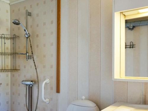 Ένα μπάνιο στο 4 person holiday home in Hedekas-By Traum