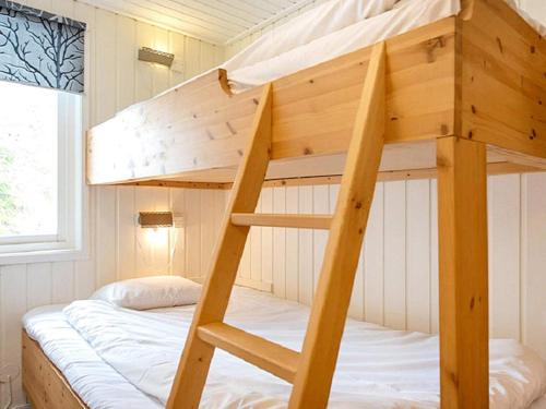 una litera en una casa diminuta en 4 person holiday home in SÄLEN-By Traum, en Stöten
