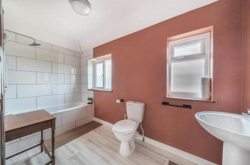 Ένα μπάνιο στο Cosy 3BR Home with Private Garden & Driveway