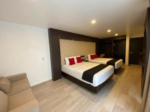 Una cama o camas en una habitación de Hotel La Estancia Zacatlan