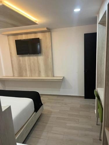 Una televisión o centro de entretenimiento en Hotel La Estancia Zacatlan