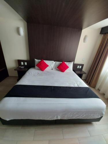 Una cama o camas en una habitación de Hotel La Estancia Zacatlan