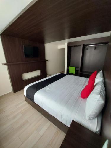 Una cama o camas en una habitación de Hotel La Estancia Zacatlan