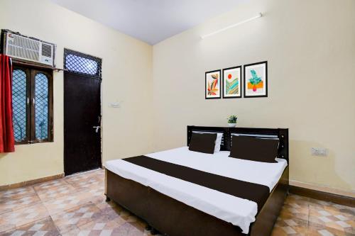 a bedroom with a large bed in a room at Hotel O Gracious Inn in Lucknow