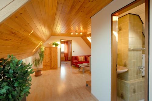 un pasillo en el ático con techo de madera en City Hotel Hanau, en Hanau am Main