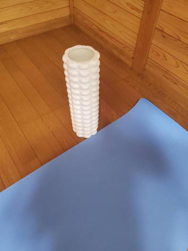 a white vase sitting on top of a wooden floor at 一棟貸切別荘 神氣龍 in Sagamihara
