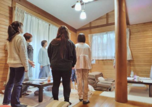 a group of people standing in a room looking out the window at 一棟貸切別荘 神氣龍 in Sagamihara