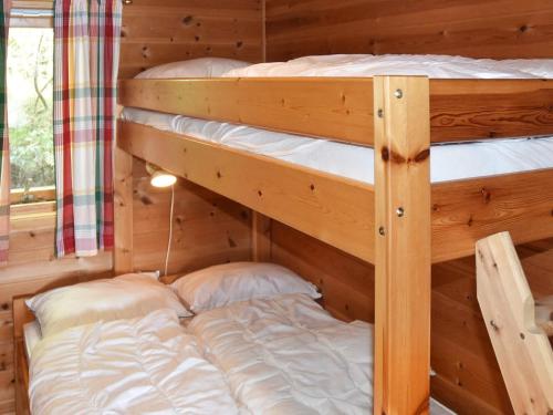 2 letti a castello in una baita di tronchi di 6 person holiday home in Bud-By Traum a Bud
