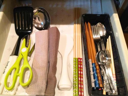 a drawer filled with utensils and utencils at 一棟貸切別荘 神氣龍 in Sagamihara