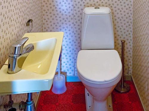 un bagno con un water bianco e un lavandino di 6 person holiday home in LAUPSTAD-By Traum a Laupstad