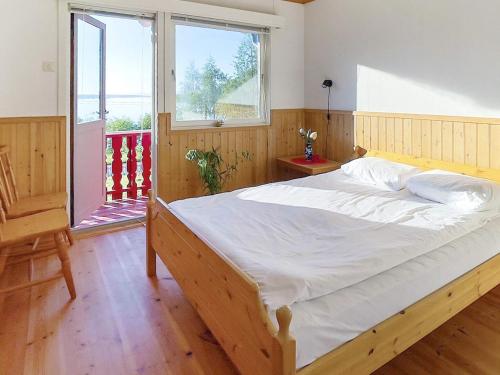 una camera da letto con un letto grande e una grande finestra di 6 person holiday home in LAUPSTAD-By Traum a Laupstad