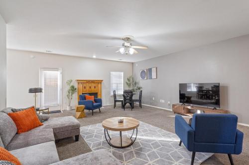 ベントンビルにあるSpacious 6 bed Bentonville House, Sleeps 12, Smart TVs, Wi-Fiのソファとテレビのあるリビングルーム