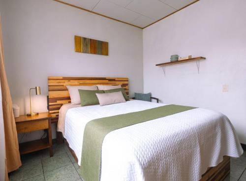 Una cama o camas en una habitación de Hojas Verdes Rental House Excelente ubicación cerca de Campo Ferial Palmares