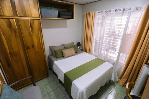 Una cama o camas en una habitación de Hojas Verdes Rental House Excelente ubicación cerca de Campo Ferial Palmares