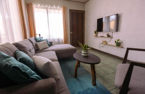 Una televisión o centro de entretenimiento en Hojas Verdes Rental House Excelente ubicación cerca de Campo Ferial Palmares