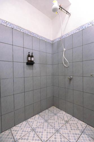 Un baño de Hojas Verdes Rental House Excelente ubicación cerca de Campo Ferial Palmares