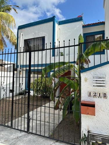 a black fence in front of a building at La Casa del Capi in Cancún