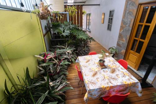 Un balcón o terraza en Hojas Verdes Rental House Excelente ubicación cerca de Campo Ferial Palmares