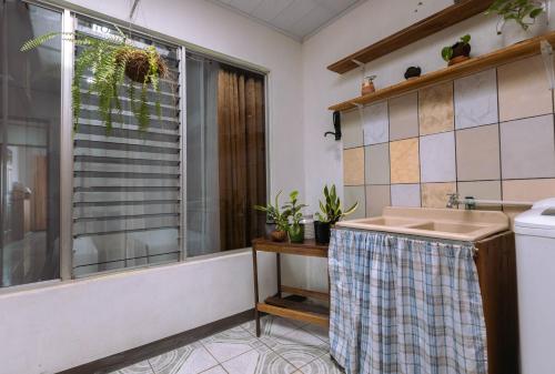 a bathroom with a sink and a window at Hojas Verdes Rental House Excelente ubicación cerca de Campo Ferial Palmares in Palmares