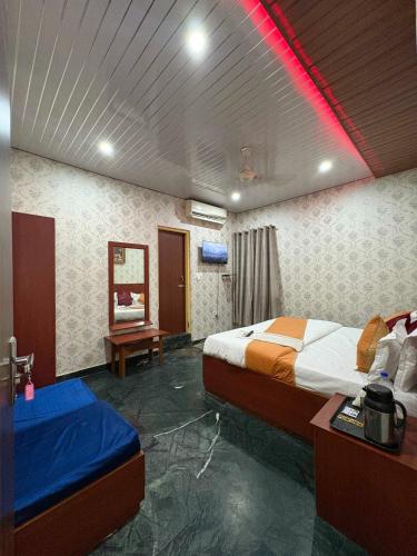 Postel nebo postele na pokoji v ubytování Hotel O Utsav