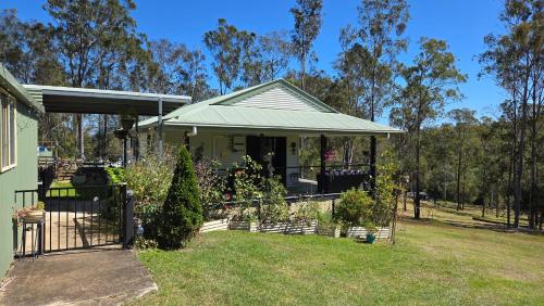 a house with a gazebo in a yard at Linga Longa Cottage in Curra