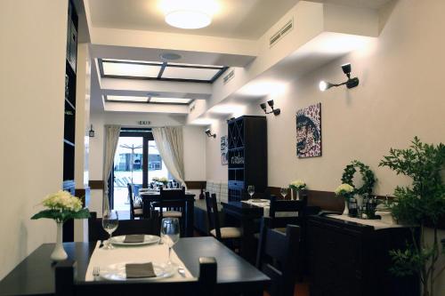 a dining room with tables and chairs in a restaurant at Hotel Par Avion in Apriltsi
