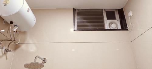 a small bathroom with a window and a sink at Aswin Residency in Nāmakkal