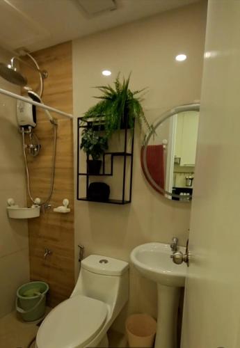 Bilik mandi di Casa Vides at Victoria Sports Tower beside GMA Kamuning MRT Station