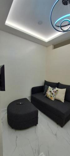Ruang duduk di Casa Vides at Victoria Sports Tower beside GMA Kamuning MRT Station