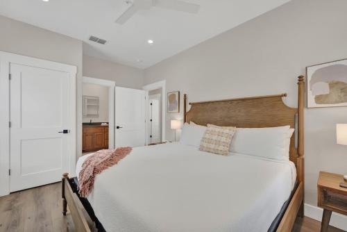 Katil atau katil-katil dalam bilik di The Grove D with Hot Tub & King Beds - Walk to Main