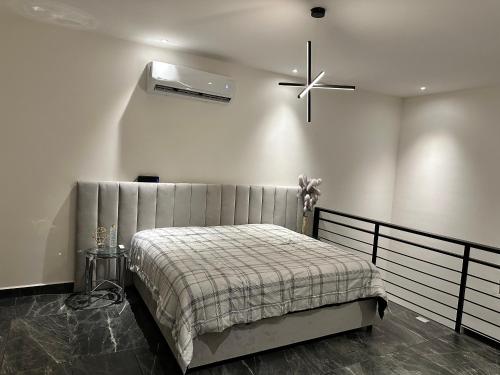 a bedroom with a bed and a ceiling fan at departamento in Hermosillo