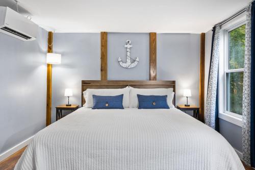 Ένα ή περισσότερα κρεβάτια σε δωμάτιο στο Serene Lakefront Getaway for the Whole Family