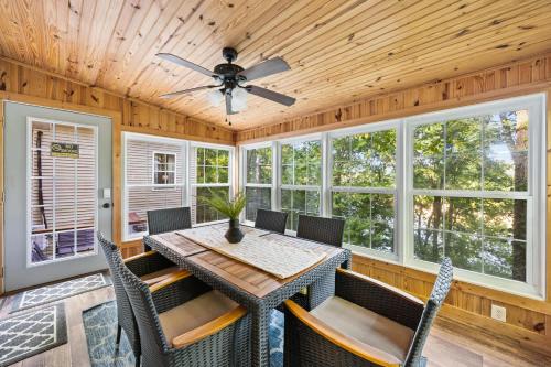 Φωτογραφία από το άλμπουμ του Serene Lakefront Getaway for the Whole Family σε McDaniels