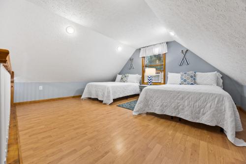 Ένα ή περισσότερα κρεβάτια σε δωμάτιο στο Serene Lakefront Getaway for the Whole Family
