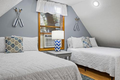 Ένα ή περισσότερα κρεβάτια σε δωμάτιο στο Serene Lakefront Getaway for the Whole Family
