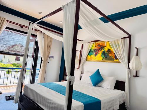 une chambre avec deux lits et une fenêtre dans l'établissement Relax Garden Boutique Villa Hoi An, à Hội An
