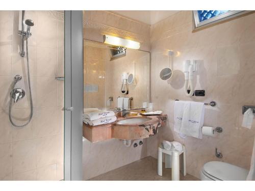 A bathroom at Hotel Corallo