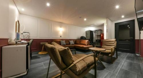 a living room with a couch and a table at Cheongju Maryjane Hotel in Cheongju