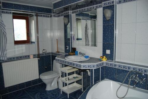 HoczewにあるDom U Kubyのバスルーム(バスタブ、洗面台、トイレ付)